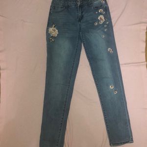 Tinseltown Size 7 Flower Embroidered Jeans